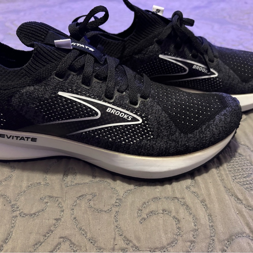 Women’s size 8 Brooks Levitate 5 Black and White Athletic Sneakers